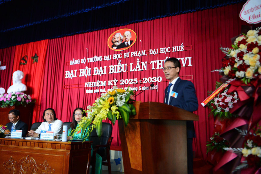 Ông Trần Đăng Hoà - Phó Bí thư Đảng uỷ, Chủ tịch Hội đồng Đại học Huế phát biểu chỉ đạo tại Đại hội. z6650064196644-8c3e77d6614707f6fac2565d1eb45d26.jpg