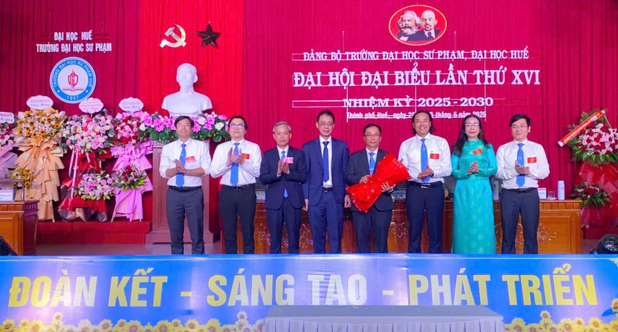 Ông Trần Đăng Hoà - Phó Bí thư Đảng uỷ, Chủ tịch Hội đồng Đại học Huế tặng hoa chúc mừng Ban Chấp hành Đảng bộ Trường Đại học Sư phạm, Đại học Huế khoá mới, nhiệm kỳ 2025 - 2030. z6651109341538-8cc6e1d021c7d9990de0527ce094b585.jpg