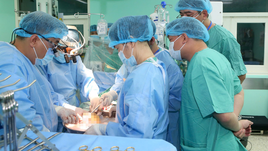 Các y bác sĩ tiến hành ca ghép tim. z6654542606402-dc751b1e3a93a23cf0387540b57401d0.jpg