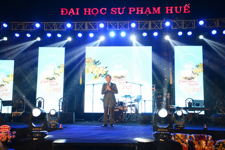 TS Lê Hồ Sơn, Hiệu trưởng Trường Đại học Sư phạm, Đại học Huế phát biểu chúc mừng. z6182907100294-f8c317d27ccf72c0ab2cc2a4dd2a7dfe.jpg
