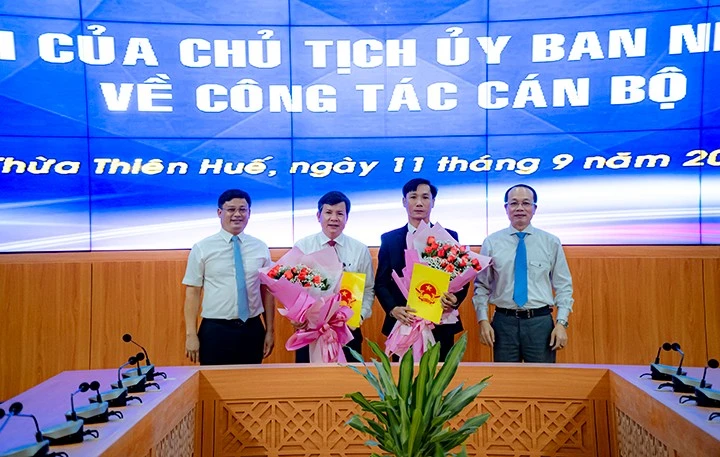 Ông Nguyễn Tân (thứ 2 từ trái qua) được bổ nhiệm lại Giám đốc Sở GD&ĐT tỉnh Thừa Thiên Huế cùng với ông Nguyễn Vinh Hưng (thứ 2 từ phải qua) được bổ nhiệm mới là Phó Giám đốc Sở GD&ĐT tỉnh này.