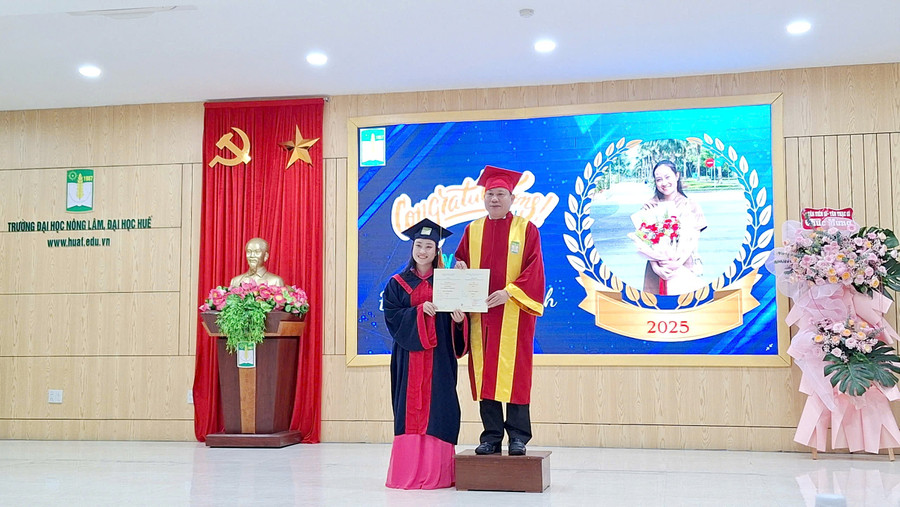 Trao bằng thạc sĩ đến các học viên hoàn thành khóa học. 4-926.jpg