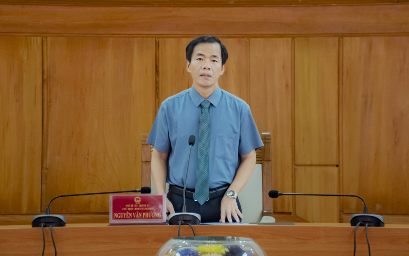 Chủ tịch UBND TP Huế Nguyễn Văn Phương phát biểu chỉ đạo tại hội nghị. 4-5716.jpg