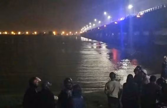 Cơ quan chức năng và người dân tại hiện trường mẹ ôm con nhỏ 8 tháng tuổi nhảy cầu tự vẫn.