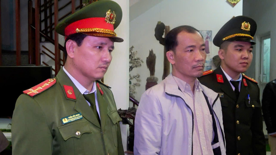 Nguyễn Xuân Bình (giữa) khi bị bắt. (Ảnh: CACC)