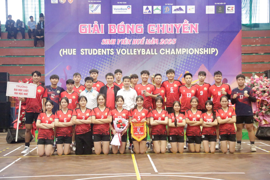 Đội bóng chuyền nam, nữ của Trường Đại học Luật, Đại học Huế quyết tâm, tự tin và sẵn sàng bước vào giải bóng chuyền sinh viên Huế năm 2025. z7157306001827-9360c6c2143e9d838044d706d3e1a077.jpg