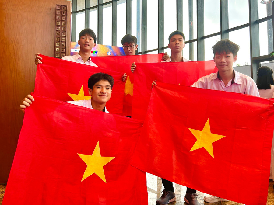 “Em cảm thấy cực kỳ háo hức, vì cả năm nay em chỉ mong chờ đến sự kiện này. Hôm nay, em thực sự tự hào về ngôi trường mà mình đang gắn bó. Không khí quá sôi nổi, và đây cũng là dịp để chúng em được truyền cảm hứng, gắn kết với nhau hơn. Em chúc anh Duy Khoa thật bình tĩnh, thể hiện hết mình và đem chiến thắng về cho Quốc học Huế" - Phan Nguyễn Nhật Huy, học sinh lớp 11 chuyên Hóa – Sinh bày tỏ. z7156131203957-f89c21310d318f13795f6c20e72cc73f.jpg