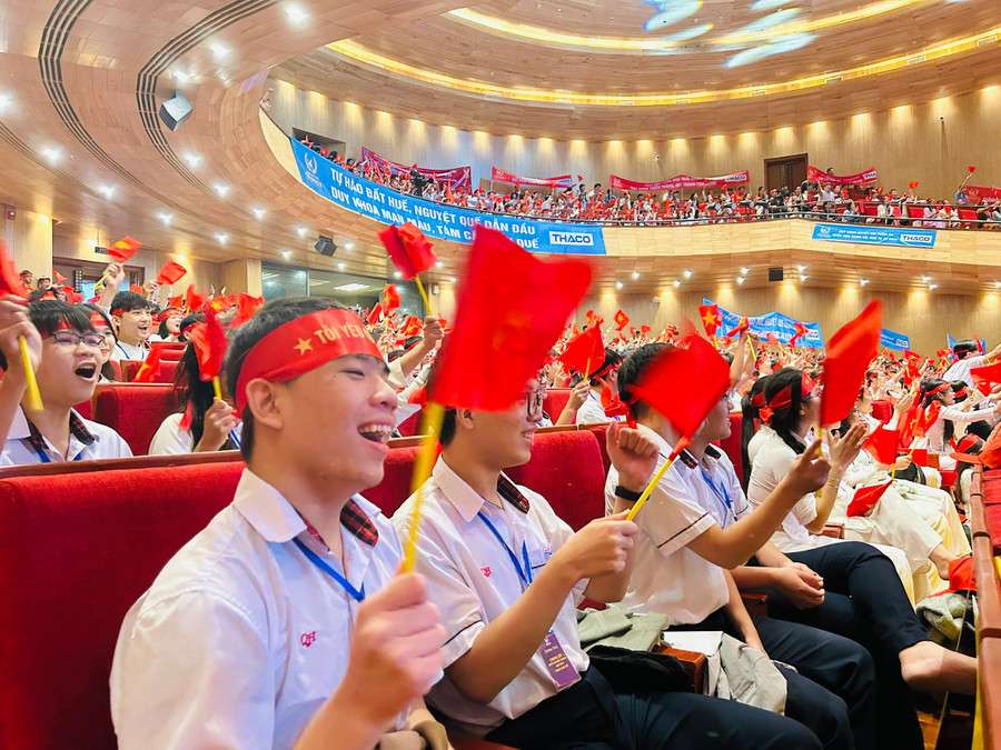 Niềm vui tưng bừng trên khuôn mặt các cổ động viên khi thấy Duy Khoa ghi điểm. z7156166451482-cf57d5d26b9ee4188d007d92438733eb.jpg