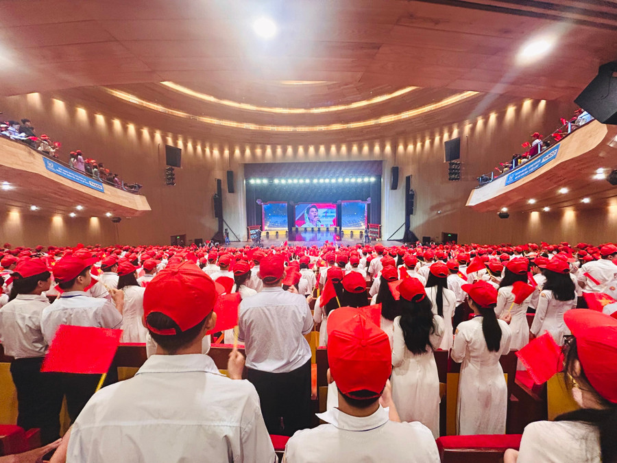 Học sinh Huế cổ vũ nhiệt tình cho Lê Quang Duy Khoa, thí sinh thứ 8 của Huế lọt vào vòng chung kết năm Đường lên đỉnh Olympia trong 25 năm qua. z7156131910067-0cf39e3e47be0b82ca5555491865252b.jpg