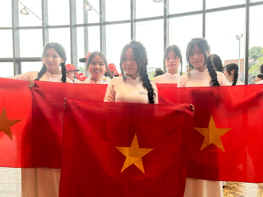 “Em cảm thấy rất vui và hãnh diện khi được có mặt tại đầu cầu Huế hôm nay. Cũng có chút hồi hộp vì sắp tới lớp em sẽ có màn trình diễn mở màn để tiếp thêm năng lượng cho anh Duy Khoa. Em chúc anh Khoa thật bình tĩnh, tự tin và toả sáng, Huế luôn tự hào về anh!” - Huỳnh Ngọc Anh Thy, học sinh lớp 10 chuyên Nhật, Trường THPT chuyên Quốc Học Huế (hàng đầu giữa) chia sẻ. z7156131299962-451f8c1f0763fffb2b20368e436437c6.jpg