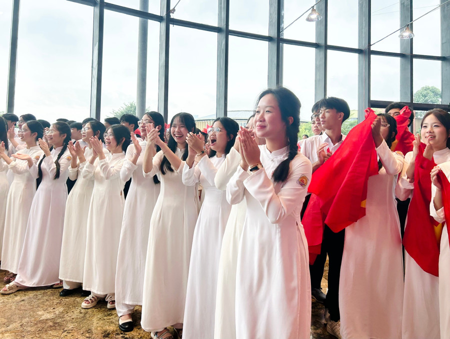 Không khí phấn khích. z7156131795827-1d56a6d9410bb03d237e8706a41c0113.jpg