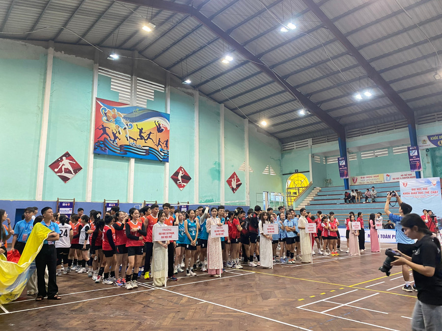 Các đội thi tham gia giải bóng chuyền. z7157472086509-61aa349450a8d312793b37e2239c6507.jpg