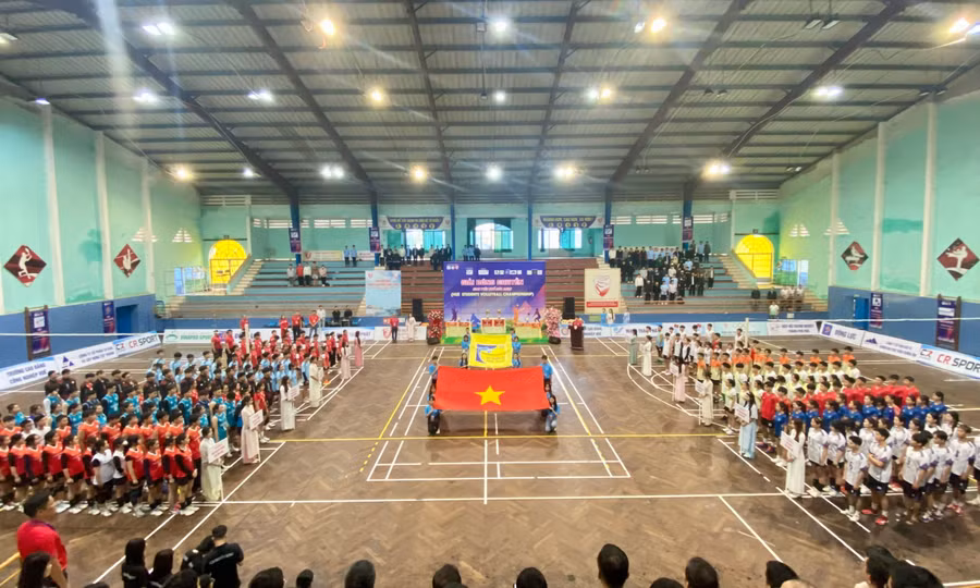 Giải bóng chuyền sinh viên Huế năm 2025 quy tụ 20 đội thi nam, nữ đến từ các trường đại học, cao đẳng và khoa trực thuộc Đại học Huế.