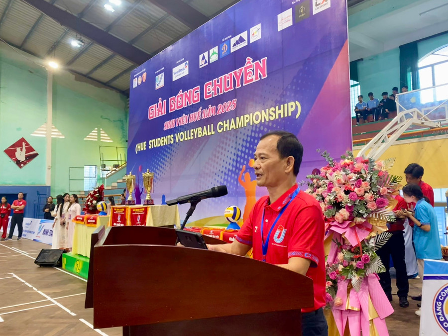 Tiến sĩ Lê Văn Luận – Phó Hiệu trưởng Trường Cao đẳng Công nghiệp Huế, Trưởng Ban tổ chức giải phát biểu khai mạc. z7157472105612-c5d386ed7b0c443829bfd09b59e9e544.jpg
