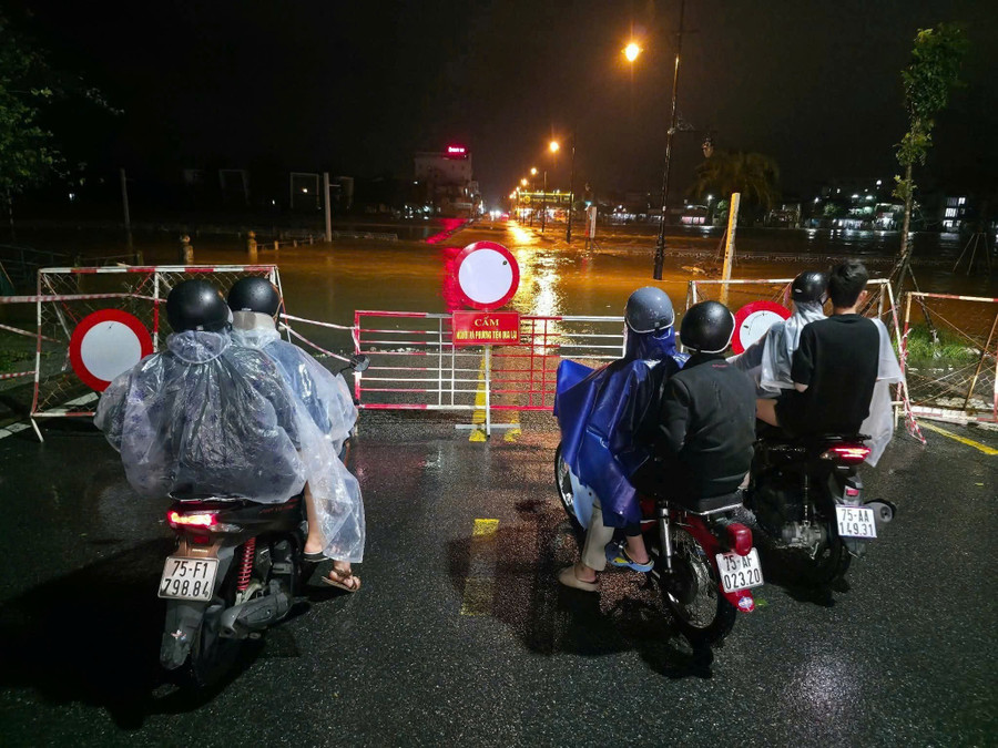 Khu vực Đập Đá tại Trung tâm TP Huế ngập sâu đã được rào chắn không cho người dân qua lại. z7158073750196-c175c96fc7bea773ed2259721c6e7771.jpg
