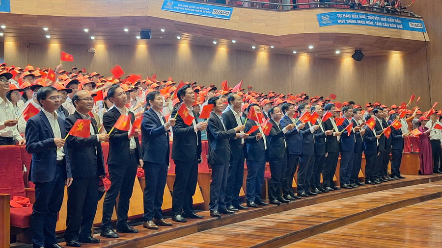Lãnh đạo TP Huế đến tham dự, cổ vũ cho thí sinh Lê Quang Duy Khoa, học sinh Trường THPT chuyên Quốc Học - Huế z7156128192450-1122f45a445f7a0454c8011882c93ac0.jpg
