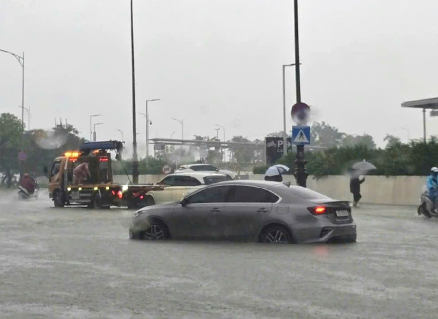 Một số xe ô tô phải nhờ cứu hộ đưa đi tại khu vực Trung tâm Thương mại Aeon Mall, TP Huế vào chiều 26/10. z7158016893783-d1ec3aebd4a416ed62de314cef77fe5e.jpg