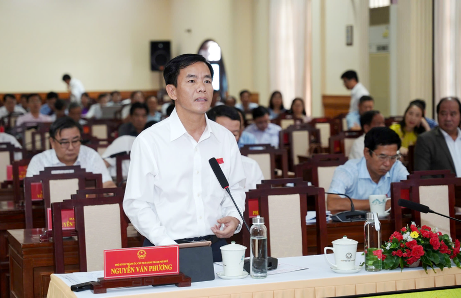Ông Nguyễn Văn Phương, Chủ tịch UBND TP Huế phát biểu tại Kỳ họp chuyên đề HĐND TP Huế ngày 25/4.