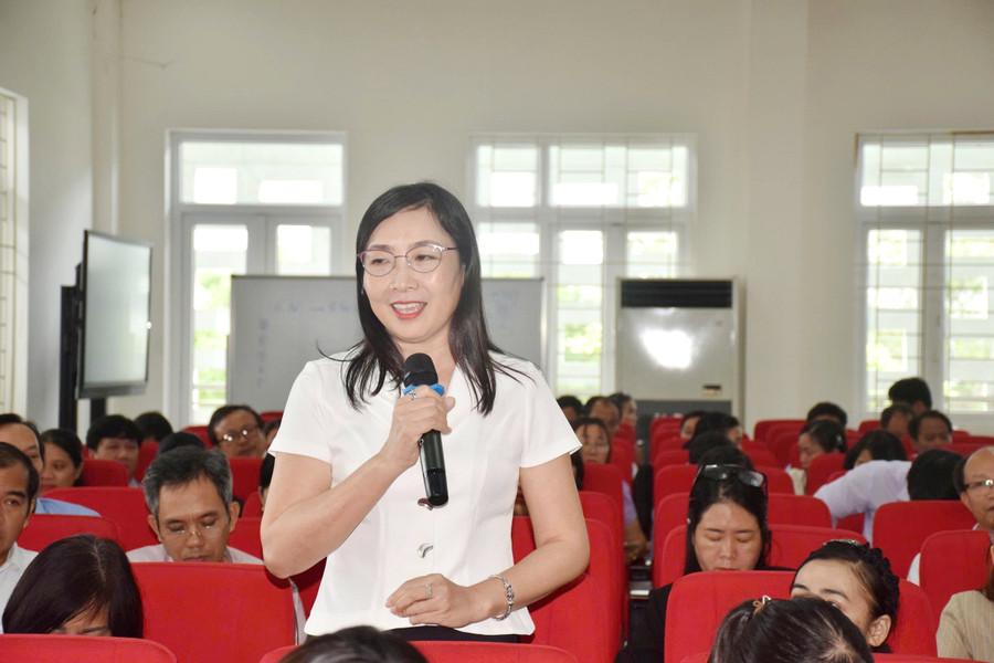 Bà Hoàng Thị Thủy, Hiệu trưởng Trường THCS Nguyễn Chí Diểu chia sẻ ý kiến. z7041168300416-397983e2bedc7ccd6fa5bae929c0a2c5.jpg