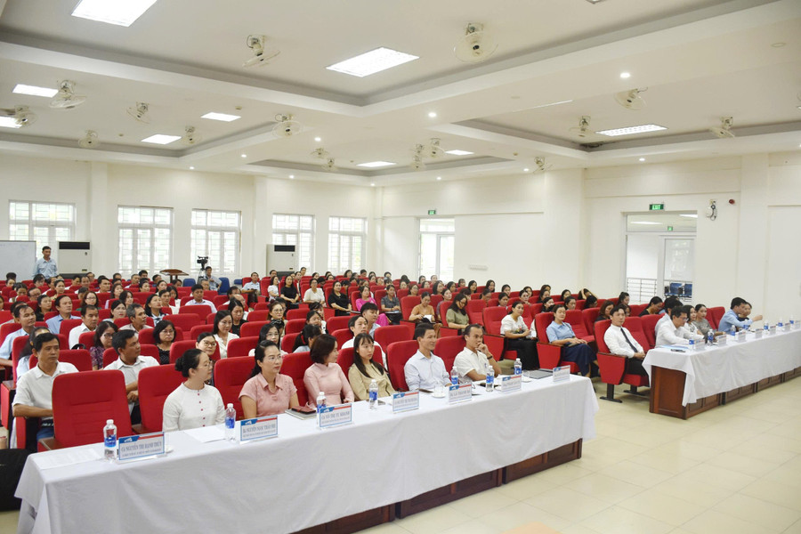 Nhiều Hiệu trưởng, Phó hiệu trưởng, cán bộ quản lý các trường học tại TP Huế tham dự Hội thảo chia sẻ kinh nghiệm triển khai Trường học Hạnh phúc. z7041168306343-123863dac20e207fdfcf9320f69ac76b.jpg