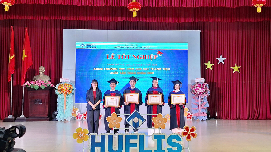 Trường ĐH Ngoại ngữ Huế khen thưởng 4 học viên sau đại học đạt thành tích cao nhất toàn khóa theo từng ngành đào tạo. 