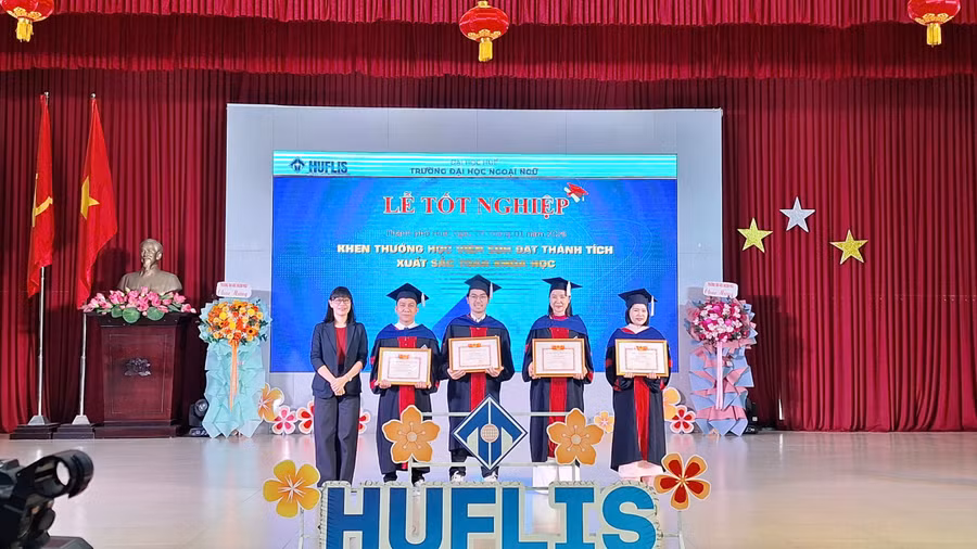 Trường ĐH Ngoại ngữ Huế khen thưởng 4 học viên sau đại học đạt thành tích cao nhất toàn khóa theo từng ngành đào tạo. 