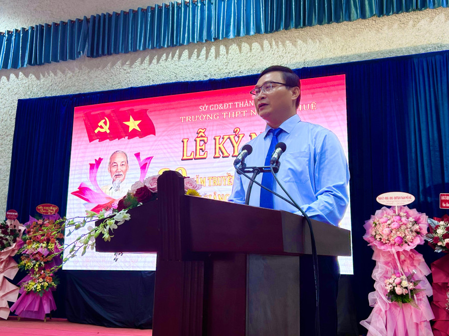 Tiến sĩ Đặng Đức Tuệ - Hiệu trưởng Trường THPT Nguyễn Huệ, TP Huế phát biểu trong lễ khai giảng năm học mới. 1835e652-d658-44e7-87de-ee8dd407698a.jpg