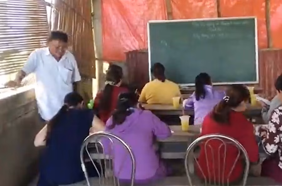 "Thầy Hòa" cùng các lớp học xóa mù chữ miễn phí giúp người dân lớn tuổi vùng đầm phá TP Huế suốt 35 năm qua.