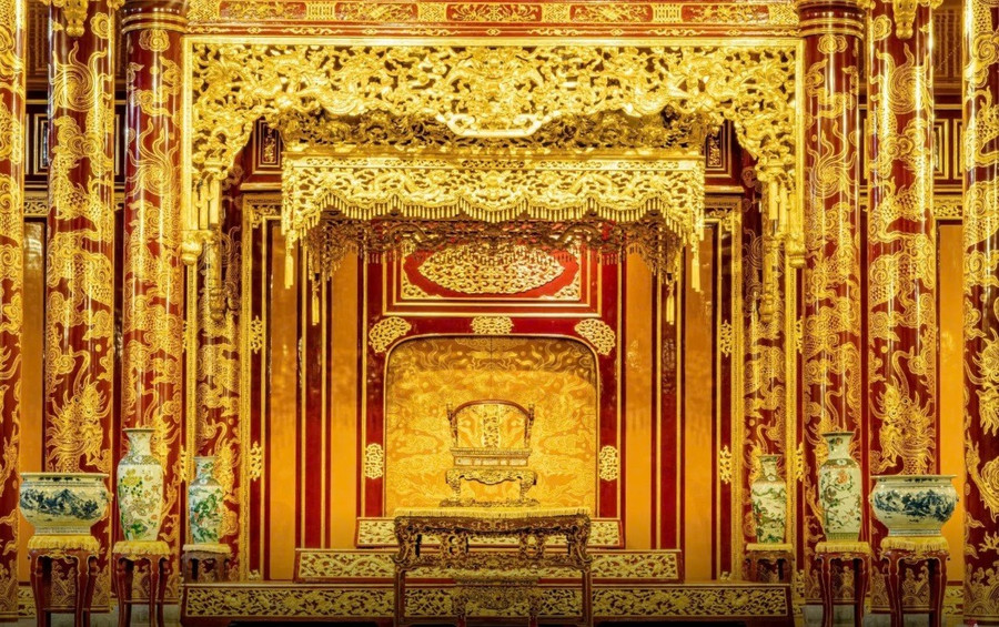 Ngai vua triều Nguyễn lộng lẫy, vàng son. (Ảnh: Bảo Minh). 1.jpg