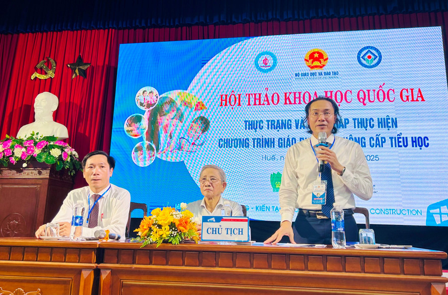 Assoc. Prof. Dr. Nguyen Thanh Hung - Vice Principal of the School reported the introduction to the Workshop. 0561282a-e521-46de-ad04-b911debb6a09-9644.jpg