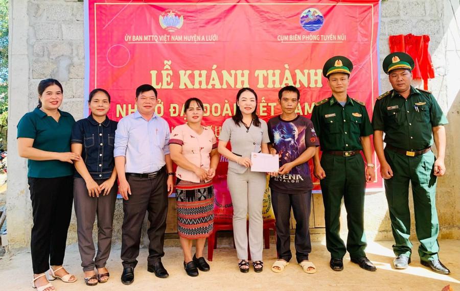 Khánh thành 1 ngôi nhà Đại đoàn kết cho hộ dân khó khăn ở vùng A Lưới, TP Huế.