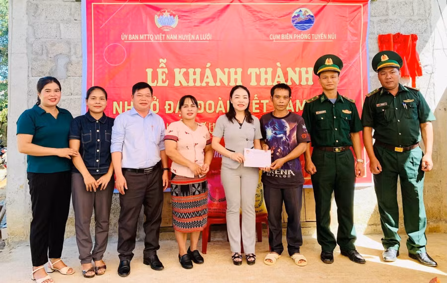 Khánh thành 1 ngôi nhà Đại đoàn kết cho hộ dân khó khăn ở vùng A Lưới, TP Huế.