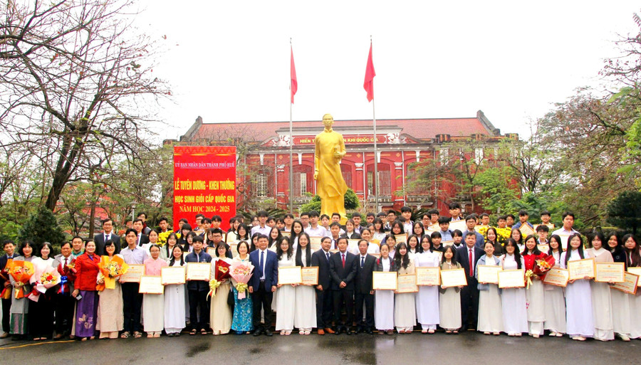 Lãnh đạo TP Huế tuyên dương, khen thưởng học sinh giỏi cấp quốc gia năm học 2024-2025. a2-xay-dung-tp-hue-thanh-trung-tam-lon-cua-ca-nuoc-ve-giao-duc-va-dao-tao-da-nganh-da-linh-vuc-chat-luong-cao.jpg