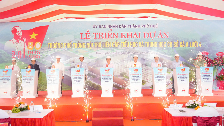 ผู้แทนกดปุ่มเปิดตัวโครงการ พิธีเปิดตัวโครงการโรงเรียนประจำและมัธยมศึกษาอาหลัว 4 z6960342521378-3346f8b26effb20f064dcdf919ba50d1.jpg