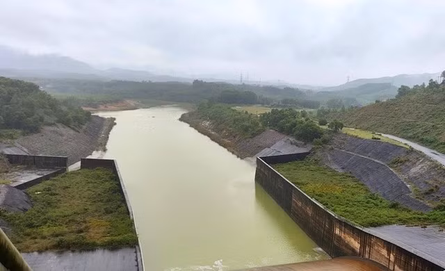 Các hồ chứa, thủy điện tại TP Huế hiện vẫn đang ở ngưỡng an toàn, sẵn sàng cắt lượng mưa lớn trong bão Bualoi sắp đổ bộ.