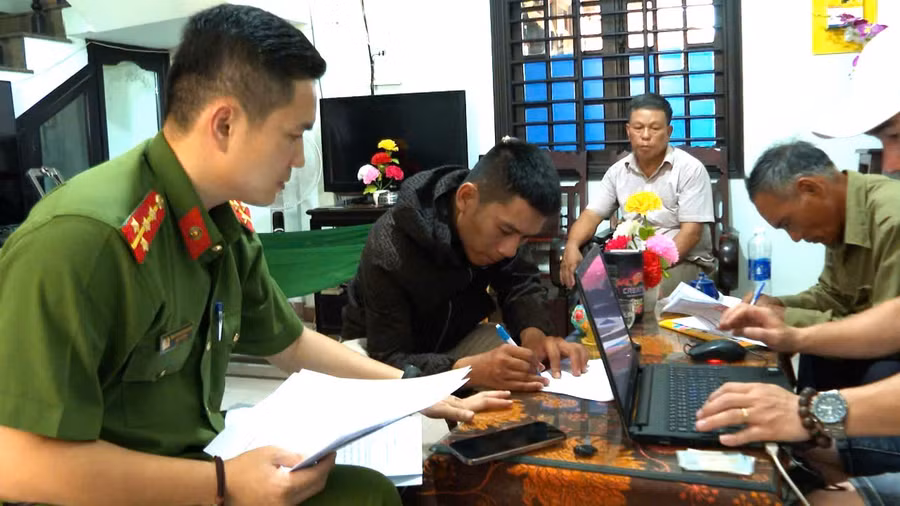 Cơ quan Công an làm việc với Lê Văn Vũ. (Ảnh: CACC).