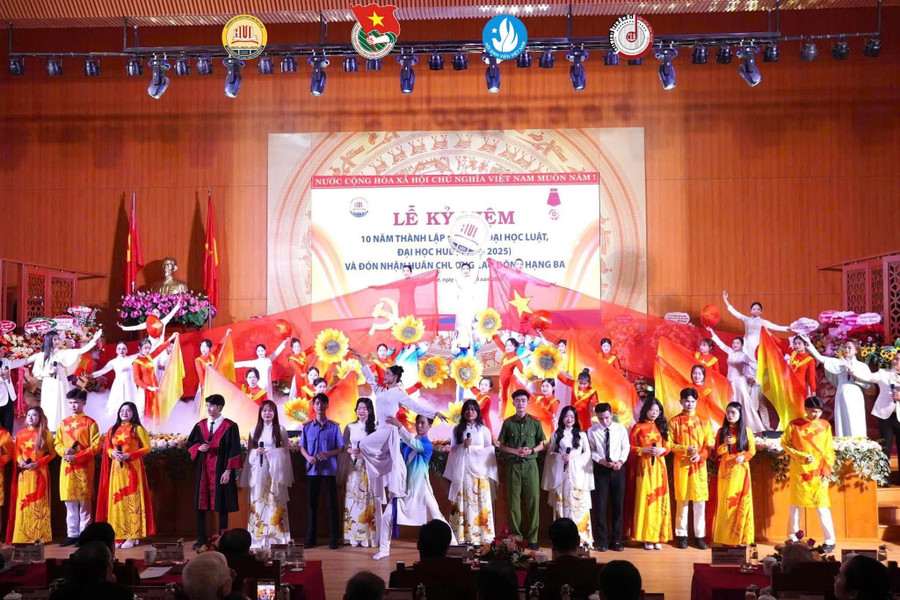 Tiết mục đầu tư công phu và đặc sắc của CLB Văn hoá văn nghệ tại Lễ Kỷ niệm 10 năm thành lập Trường Đại học Luật, Đại học Huế. img-3885.jpg