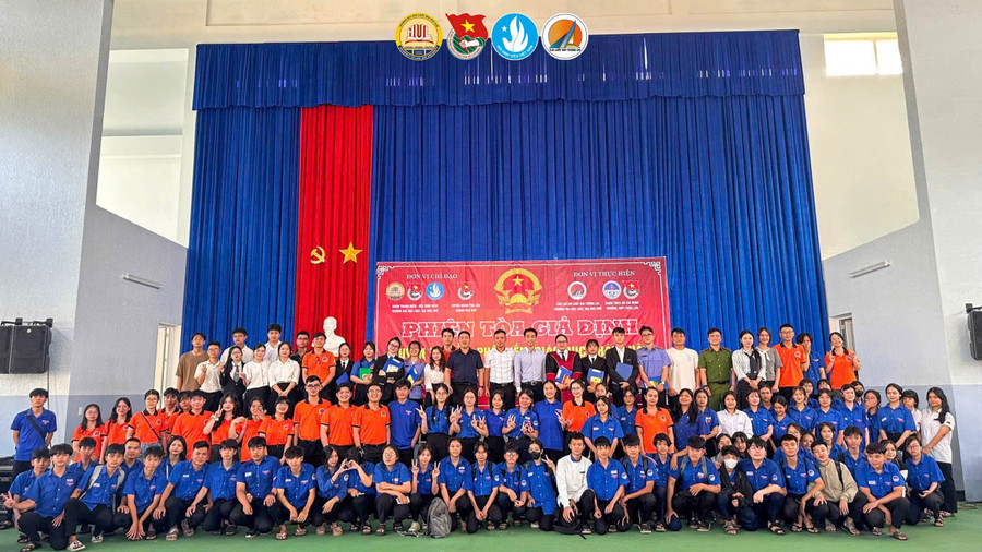 Sinh viên hoá thân thành thẩm phán, kiểm sát viên, luật sư,... tại phiên toà giả định do CLB Luật gia tương lai tổ chức. img-9076.jpg