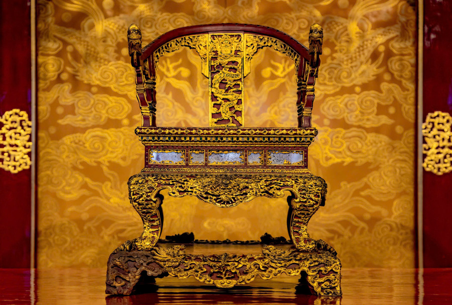 Chiếc ngai vàng lịch sử tại Điện Thái Hòa - Đại Nội Huế bị phá hoại đáng tiếc. (Ảnh: Đình Hoàng) bao-vat-quoc-gia-tai-hue-bi-nguoi-dan-ong-pha-hoai-la-chiec-ngai-vang-doc-ban.jpg