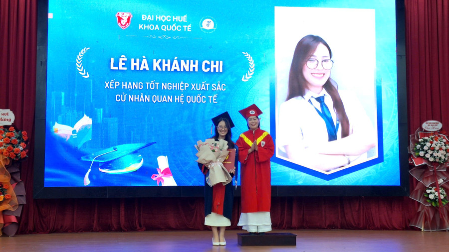 Trao bằng tốt nghiệp cho các cử nhân. z7028724029012-5ac1ccd9c65a24f8fb67c82882303507.jpg
