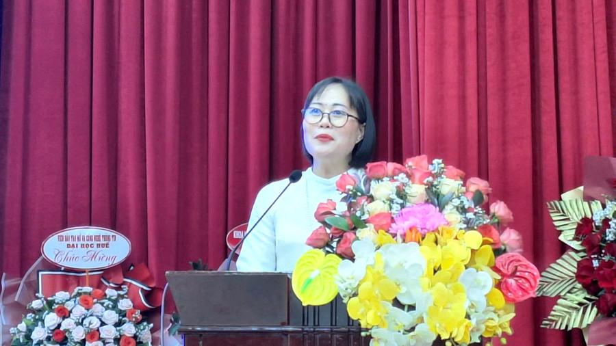 PGS.TS Nguyễn Hoàng Khánh Linh, Khoa Trưởng Khoa Quốc tế - Đại học Huế phát biểu chúc mừng các tân cử nhân. z7028724132649-d9d7b43e6b1b190e05c6f3464bb2852e.jpg