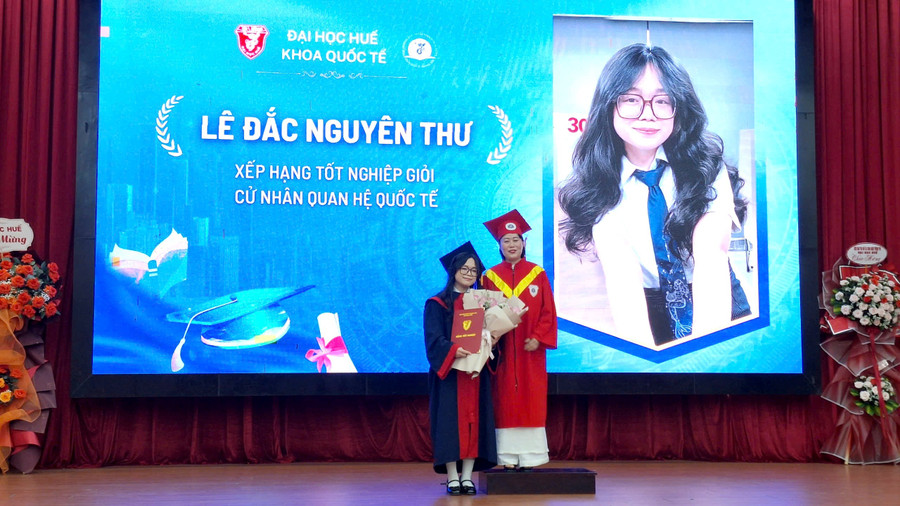 Có tổng số 44 sinh viên được trao bằng cử nhân của Khoa Quốc tế - Đại học Huế. z7028724029139-45246e2279fb9c8bf248b7f7dd7c8f98.jpg