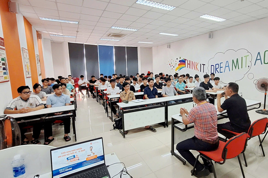 Nhiều kinh nghiệm quý báu được chuyên gia nổi tiếng chia sẻ cho sinh viên. z7004068694486-b376758775aca985060f12c8fa9b85ad.jpg