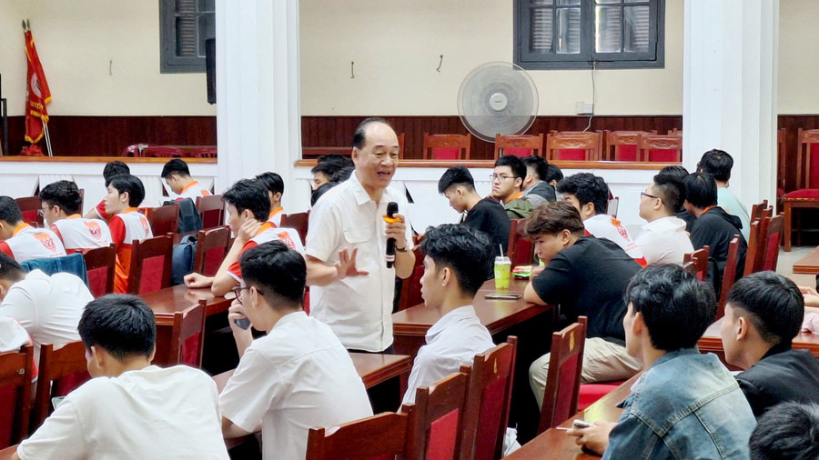 Ông Albert Antoine - chuyên gia hàng đầu trong lĩnh vực trí tuệ nhân tạo trò chuyện, đưa ra những dẫn chứng thú vị, sát thực và có các lời khuyên bổ ích cho sinh viên Đại học Huế. z7004068654989-a160555dec0e40d5fc6b03f1df933303.jpg