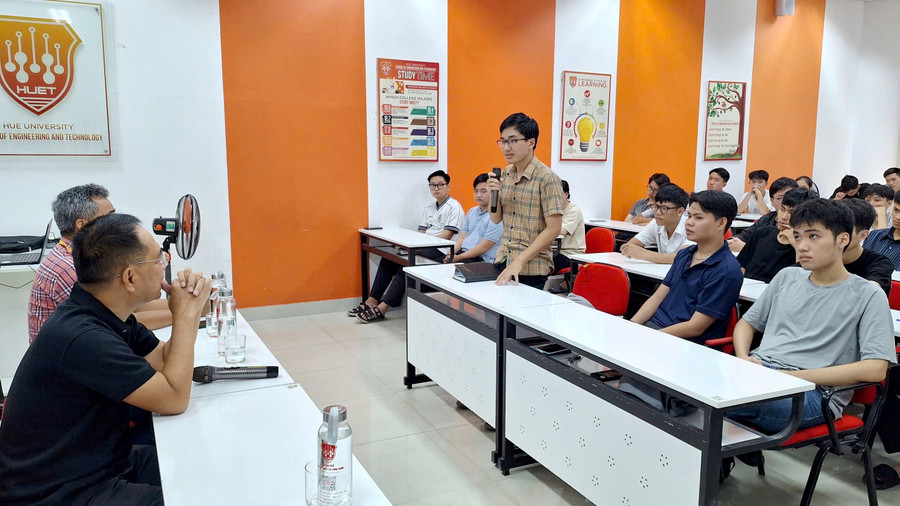 Sinh viên đặt câu hỏi cho chuyên gia. z7004068685459-a1c14438f19426378426e4c062cc6e3c.jpg