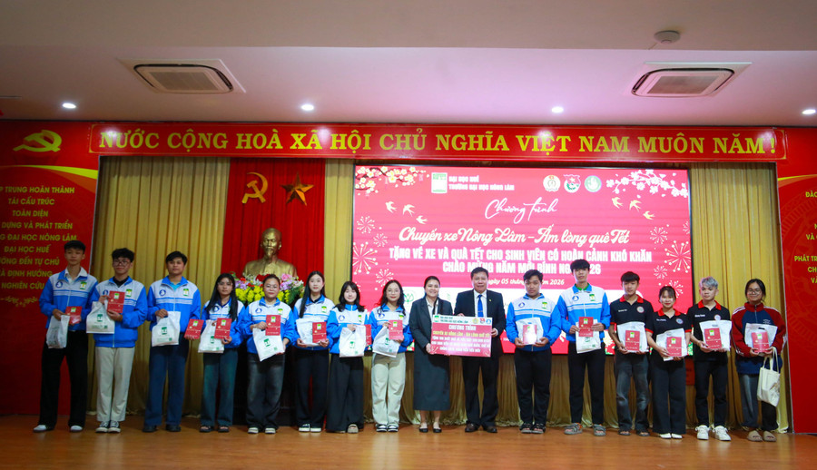 PGS.TS Trần Thanh Đức - Hiệu trưởng Trường Đại học Nông Lâm, Đại học Huế cùng nhà tài trợ trao tặng quà và vé xe về quê ăn Tết cho sinh viên. (Ảnh: Hoàng Hải)