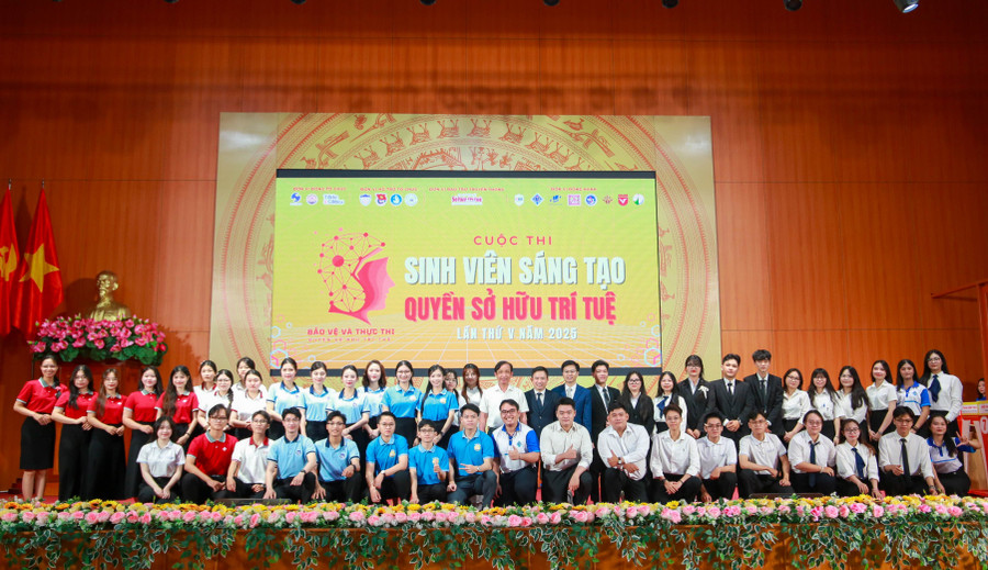 Ban tổ chức cùng các đội thi chụp ảnh lưu niệm.