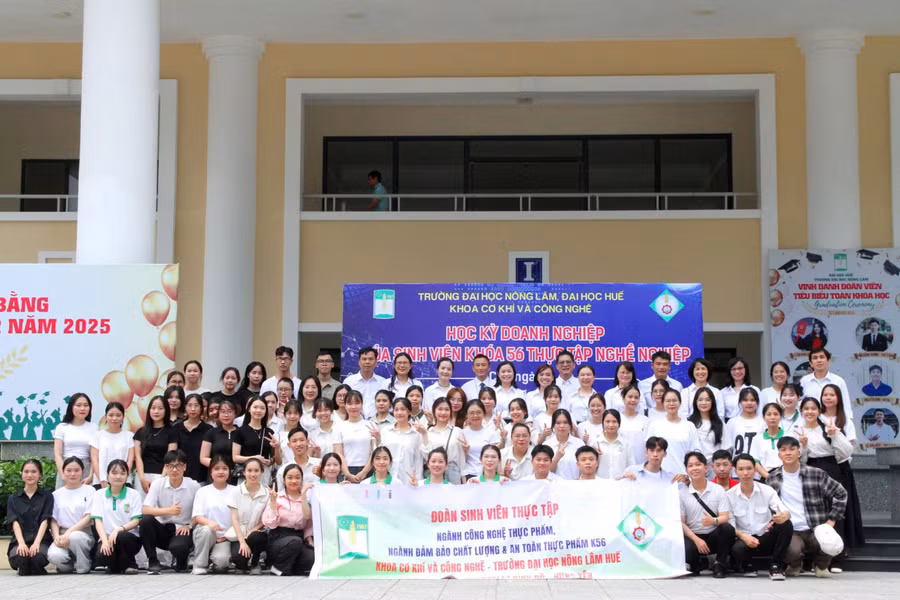Đoàn sinh viên thực tập "Học kỳ doanh nghiệp" năm 2025 của Khoa Cơ khí và Công nghệ, Trường Đại học Nông Lâm, Đại học Huế trước giờ lên đường. (Ảnh: Đại Dương)