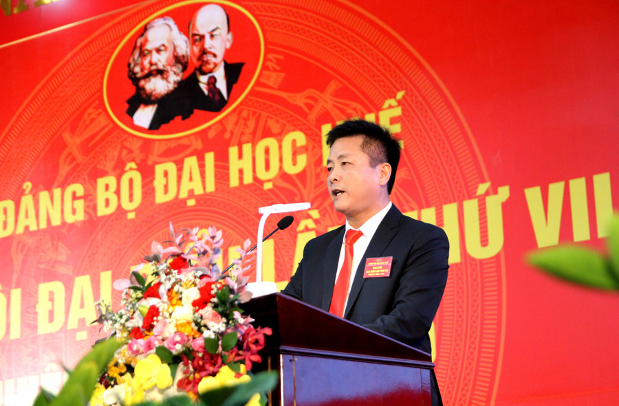 TS Bùi Văn Lợi, Phó Bí thư Phụ trách Đảng ủy, Phó Giám đốc Phụ trách Đại học Huế phát biểu khai mạc. 2.jpg