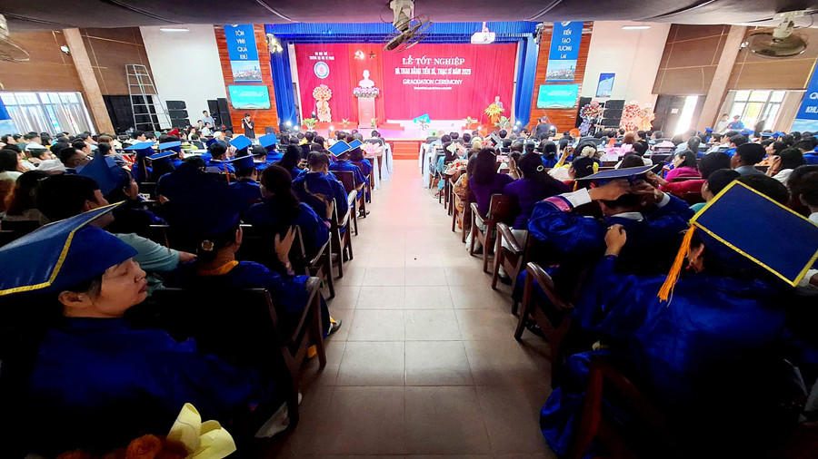 3 nghiên cứu sinh và 442 học viên cao học được trao bằng tiến sĩ và thạc sĩ tại Trường Đại học Sư phạm, Đại học Huế. (Ảnh: Đại Dương)